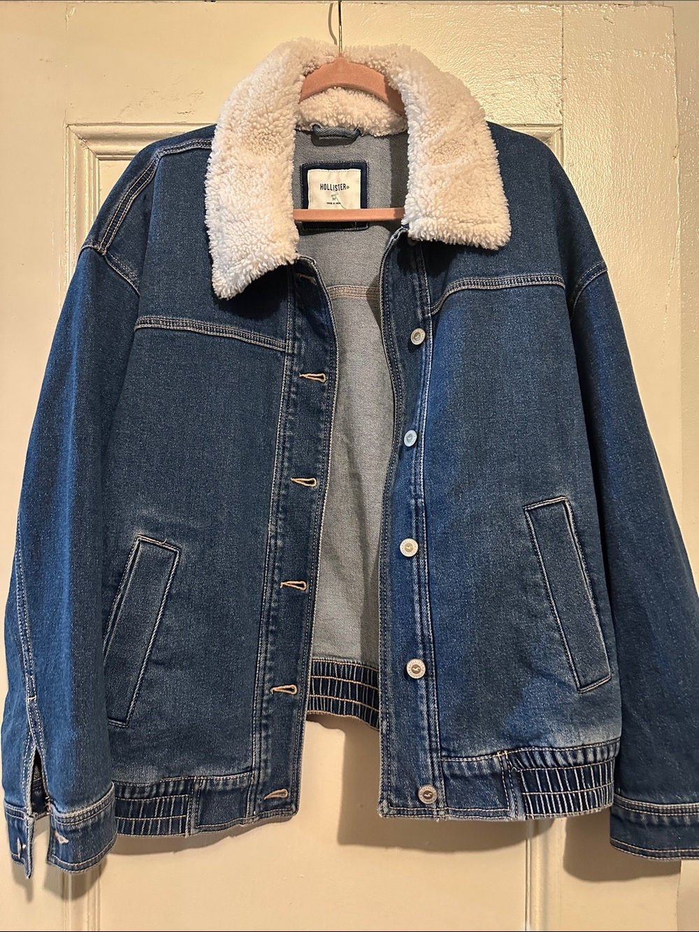 Hollister Dark Blue Denim Jacket with Cream Sherpa Collar. Size Medium.